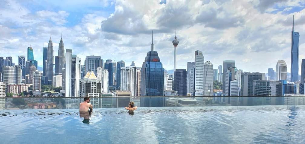 Regalia Suites Klcc View Rooftop Infinity Pool By Angkasa Homes Kuala Lumpur Exterior foto