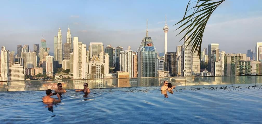 Regalia Suites Klcc View Rooftop Infinity Pool By Angkasa Homes Kuala Lumpur Exterior foto